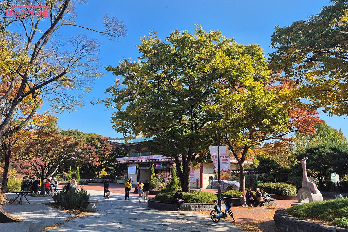 오늘 우리가 함께 연 '25개의 문'은 편견을 넘어 서로를 품어주는 거대한 하나의 '집(家)'이 될것이다.