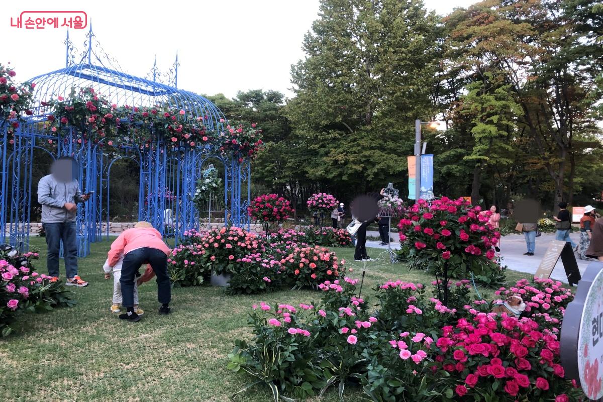 매헌시민의숲 포토존 앞에서 사진을 찍는 시민들 &copy;박단비