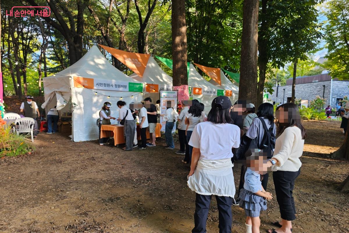 정원 체험이나 테라리움 만들기 부스 앞에도 줄이 길게 늘어섰다. &copy;염지연