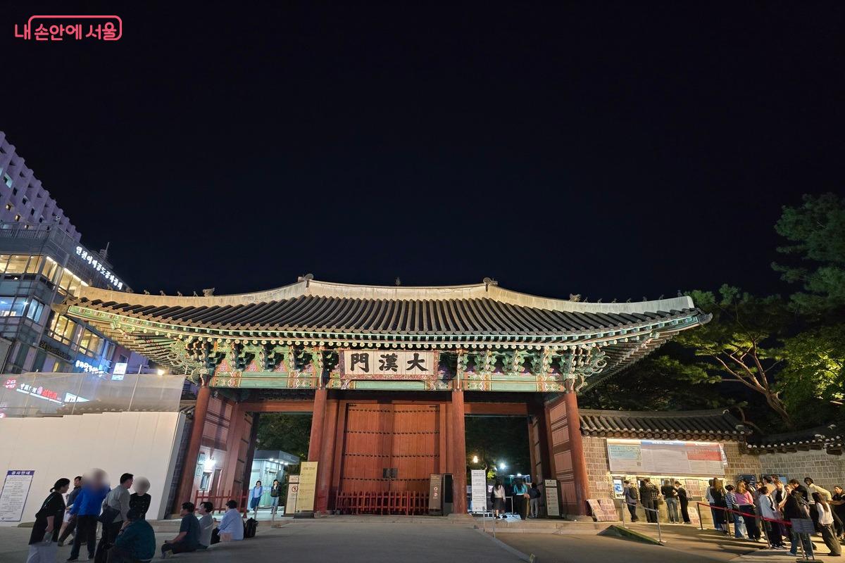 야간 개장을 하는 덕수궁에도 져녁 시간까지 사람들이 붐볐다. ©김은주