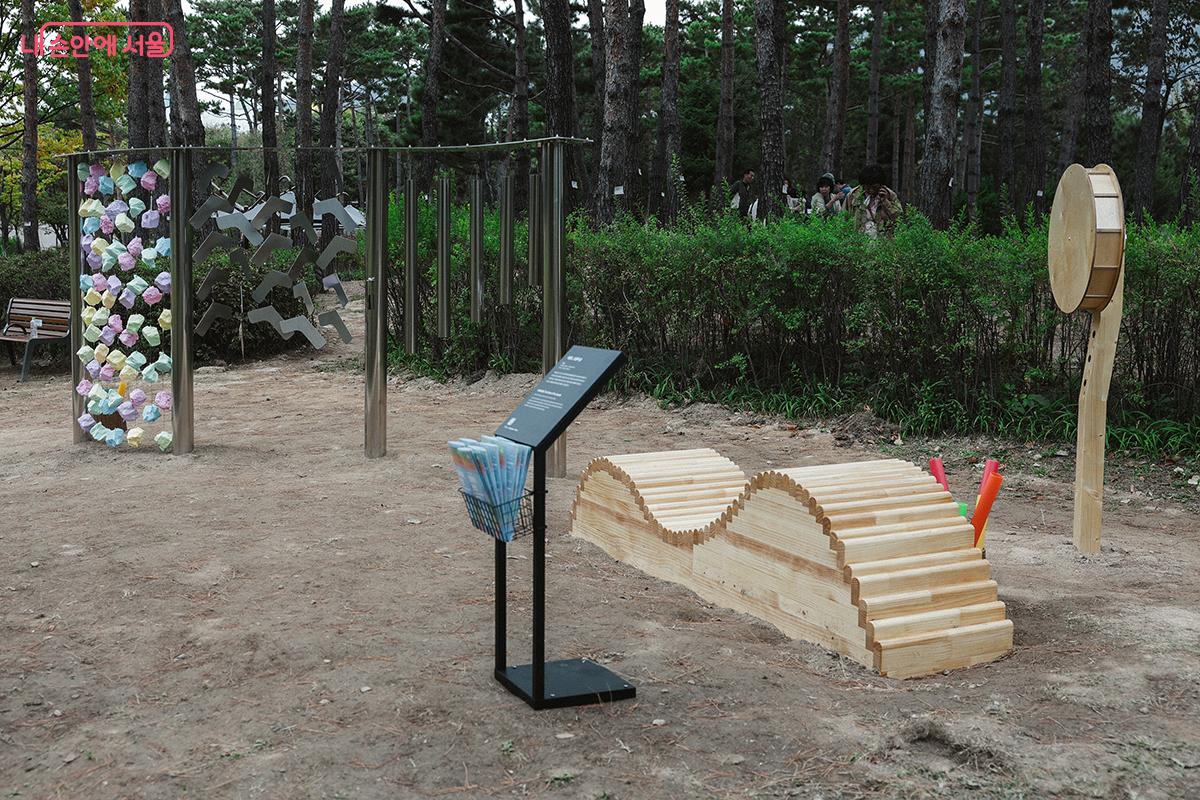 서울대학교 조소과 학생 7명으로 구성된 팀 샤운드의 작품 ‘오음의 숲’ ©김아름