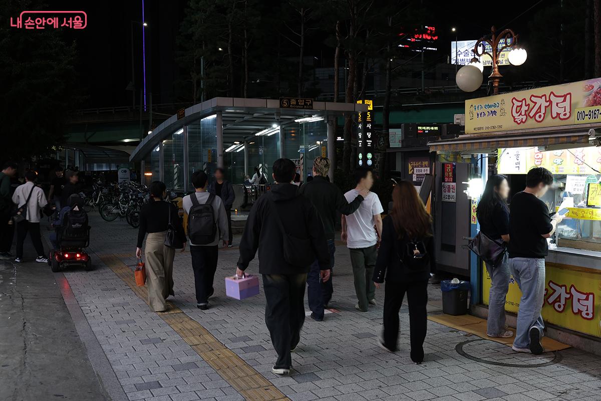 사당역 5번 출구에서 누릴 수 있는 &lsquo;다섯 가지 즐거움(五樂)&rsquo;이라는 의미를 담고 있는 '사당오락 달빛야장' &copy;김아름