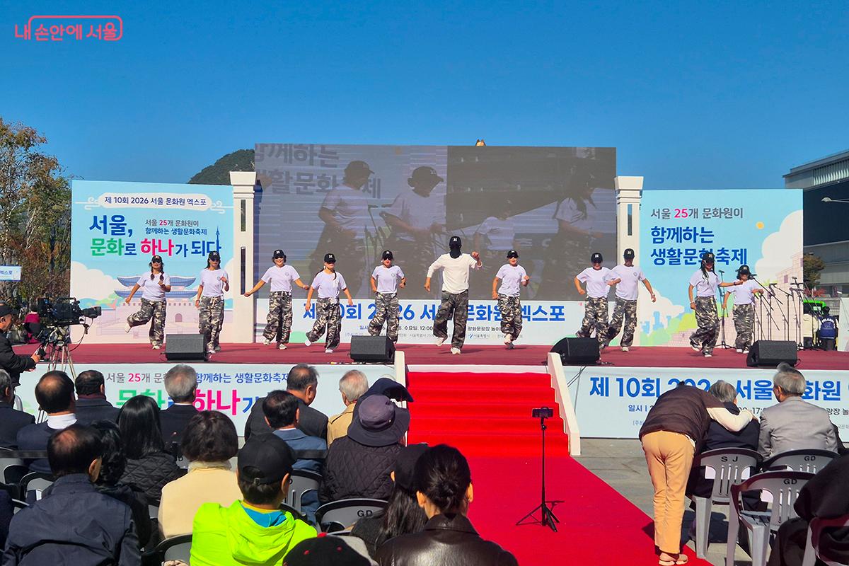 관람객들은 흥겨운 음악을 따라 부르기도 하고 리듬에 맞춰 몸을 흔들며 하나되어 축제를 즐겼다.