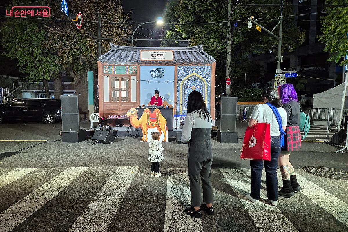 흥겨운 라이브 디제잉 공연이 저녁까지 이어졌다. ©최윤영