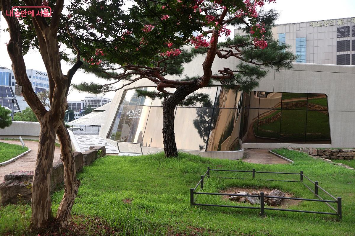 80여 년간 자리를 지킨 동대문운동장의 기억을 담은 동대문운동장기념관 &copy;김대진