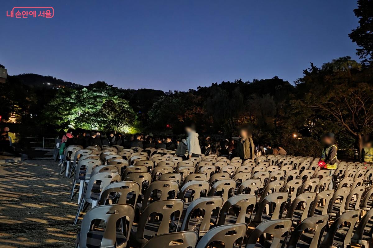 가지런히 놓여 있는 관람석 의자에 앉는다. &copy;김미선