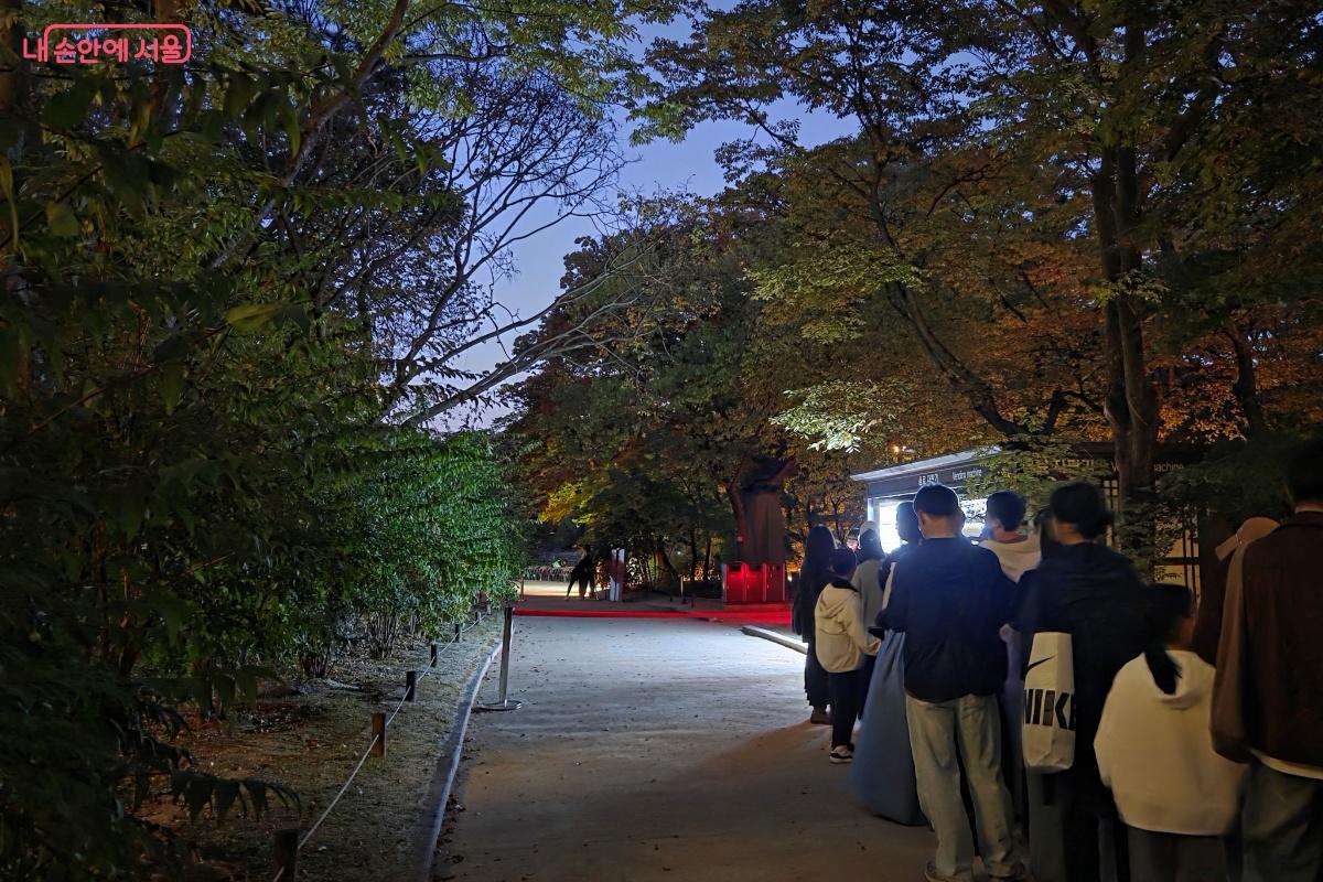 대춘당지 입구에서 입장 팔찌를 한 번 더 확인했다. &copy;김미선