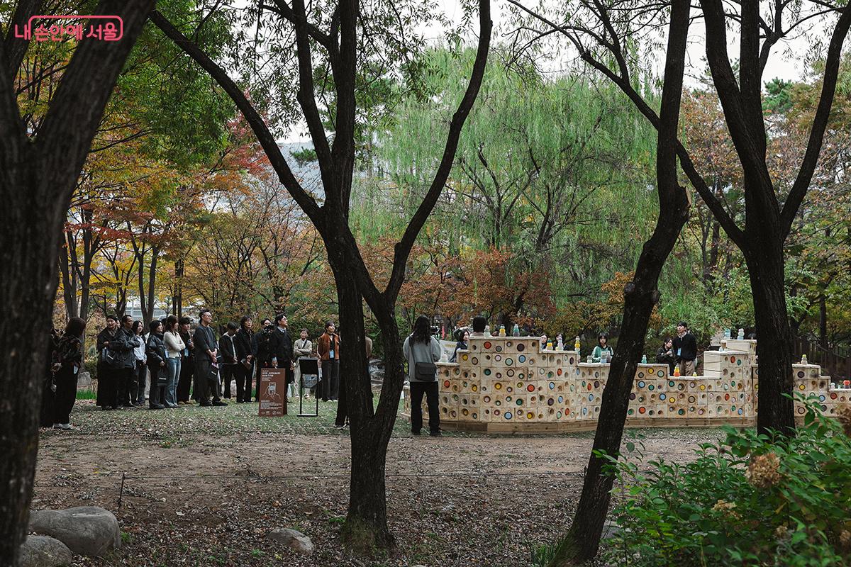 도슨트 투어가 이어져 작품에 담긴 의미와 제작 과정에 관한 이야기를 들을 수 있었다. ©김아름
