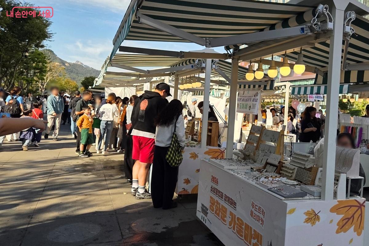 광화문 가을마켓까지 운영해 사람들의 발길을 이끈다. ⓒ김미선