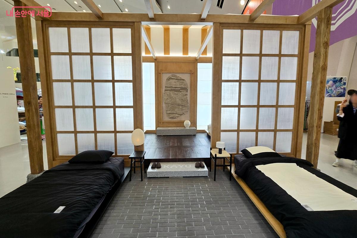 전통 가옥 느낌으로 꾸며진 침구 쇼룸 ©서울디자인페어