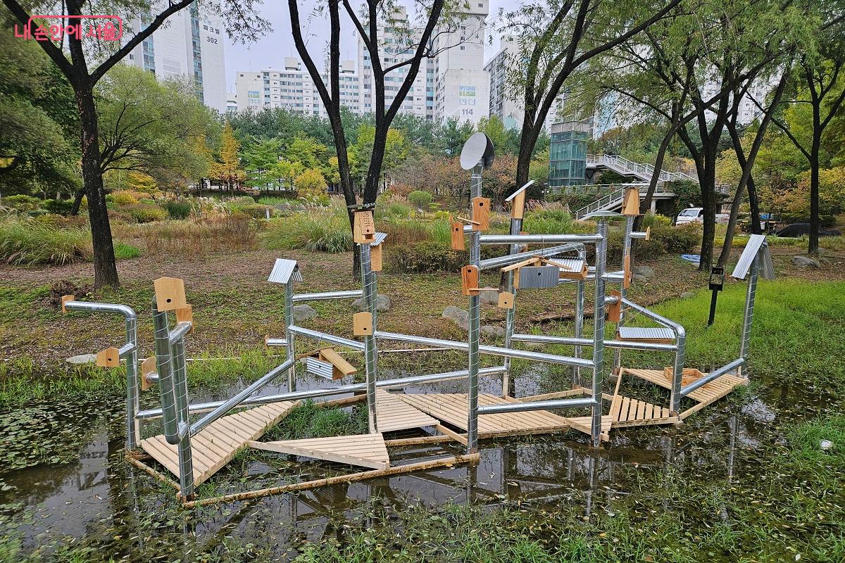 서울과학기술대학교 학생팀 자율랜드의 작품 '새(New, Bird) 이웃' &copy;김진호