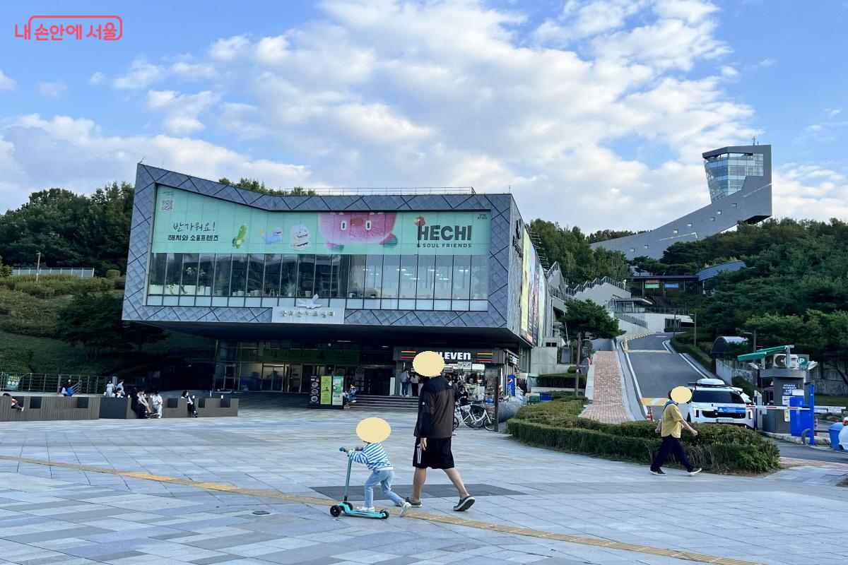 서문으로 들어오면 아트센터 왼쪽 위로 전망대가 보인다. ⓒ박지영