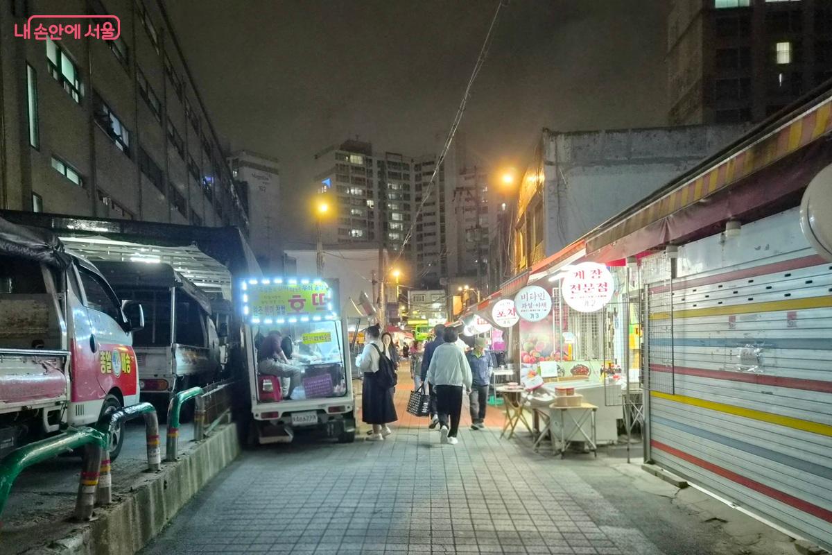 늦은 저녁까지 불을 밝힌 시장, 축제가 골목상권에 새로운 활력을 불어넣고 있다. &copy;최현우