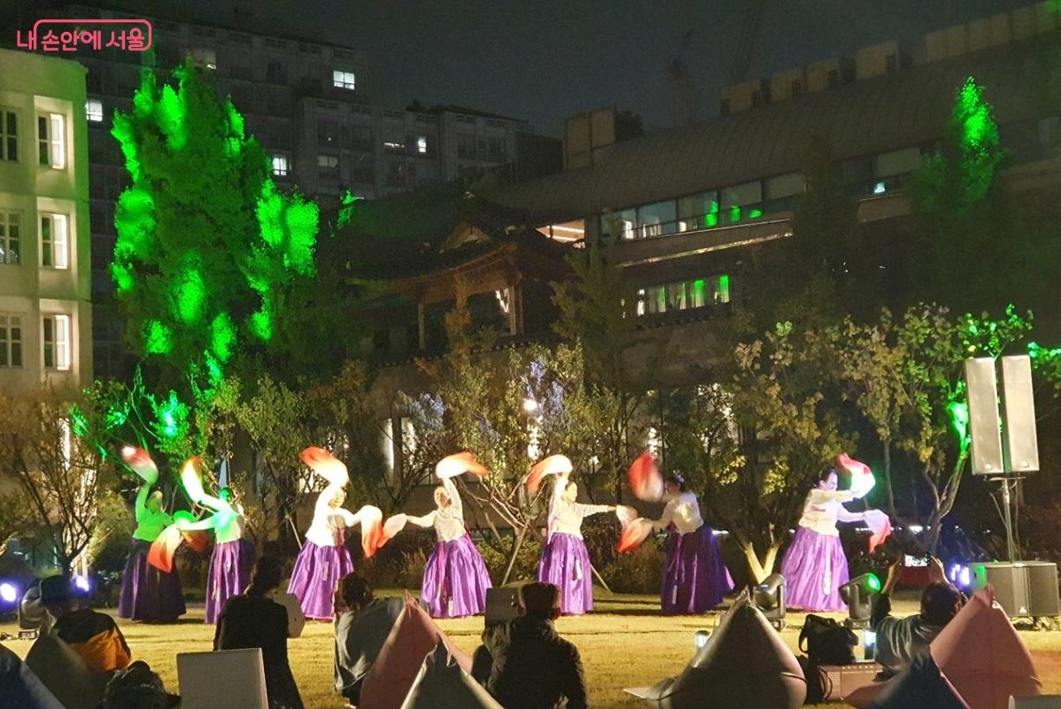 가을밤을 화려하게 수놓은 한국무용 무대 &copy;엄윤주