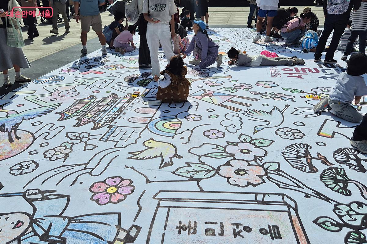참가자들은 거대한 '한글 색칠 마당' 위에서 마음껏 창의력을 뽐냈다.
