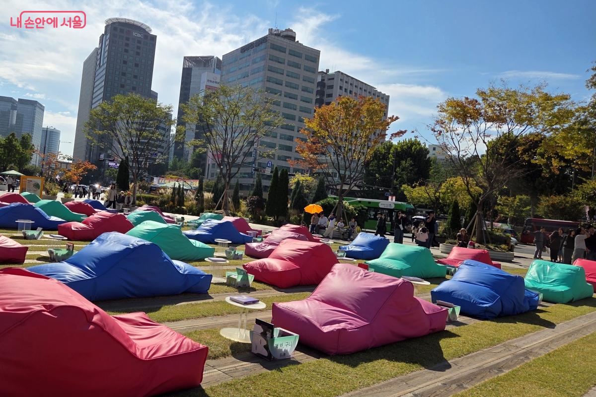 건물 밖으로 나온 특별한 독서 공간이다. ⓒ김미선