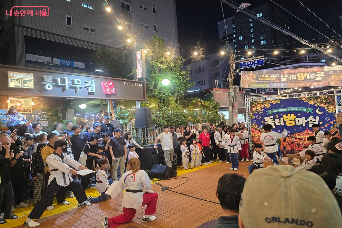 상점들이 자리한 거리가 어느새 야외 공연장으로 변신했다. ©강사랑