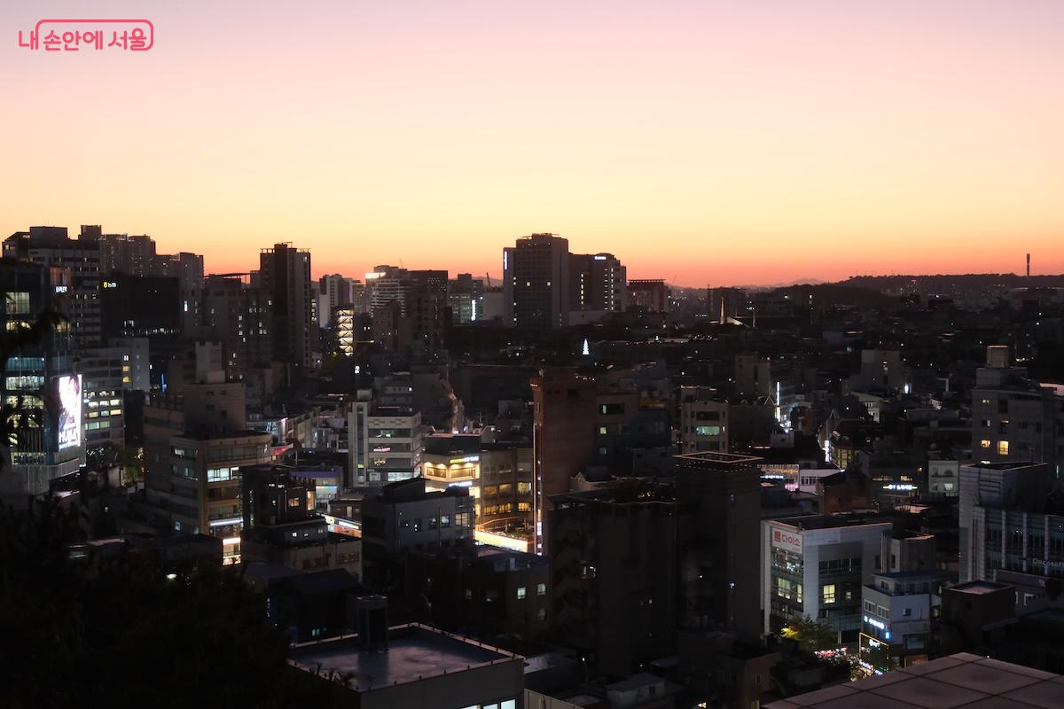 신촌 주변과 명물거리 인근의 야경도 충분히 멋스럽다.