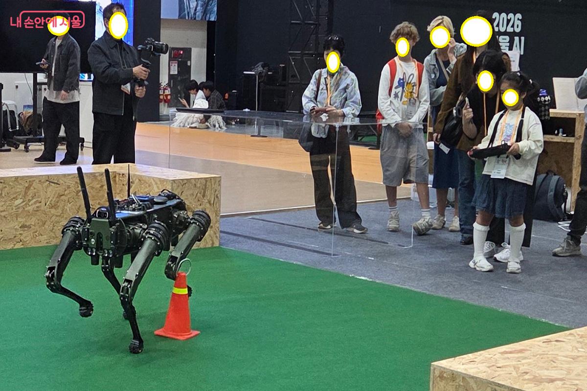 로봇을 조정하며 미래의 현실을 체험하고 있는 어린이를 동반한 가족 &copy;이상돈