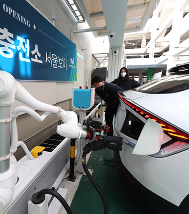 로봇팔이 쓱~ 전기차 자율 충전<br>AI 로봇 '서울 보이' 첫선