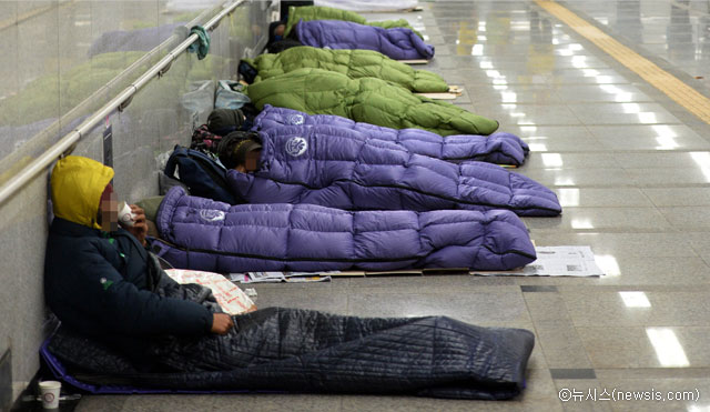 영하의 날씨를 피해 서울역에 들어온 노숙인들 Ⓒ뉴시스