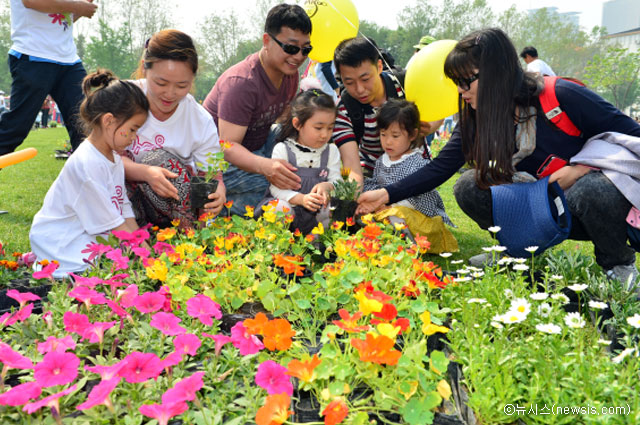 '가족화분만들기'에 참여한 가족들이 꽃 모종을 고르고 있다 ⓒ뉴시스