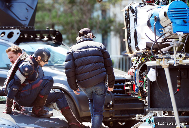 배우 크리스 에번스가 작년 4월, 마포구 상암동 디지털미디어시티 앞에서 [어벤져스2]를 촬영하고 있다 ⓒ뉴시스