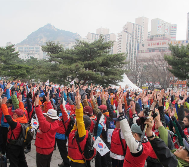 애국시민 1,500여 명이 현충사 광장에 모여 만세 삼창하고 있다