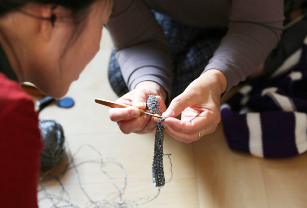 뜨개질을 배우는 단원고 엄마의 진지한 모습
