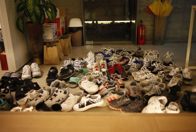 치유공간 이웃을 찾은 사람들의 신발이 신발장에 가득하다