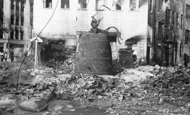  1950년 6·25전쟁 중 불타 버린 서울 종각과 내려앉은 종 ⓒ통의도시연구소