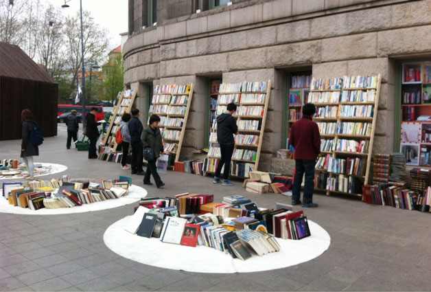 `한 평 책 시장`이 열리는 서울도서관 앞마당