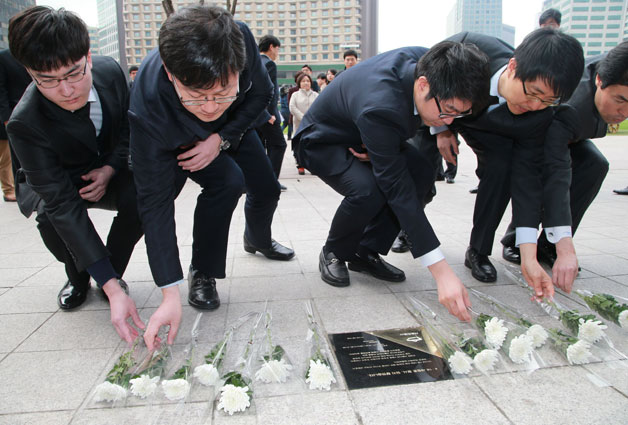세월호 합동분향소 표지석에 헌화하는 서울시 직원들
