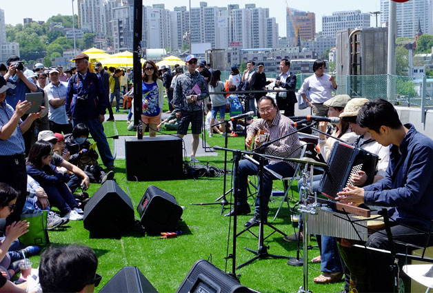 서울역고가 위에서 들려오는 인디밴드의 재즈 선율