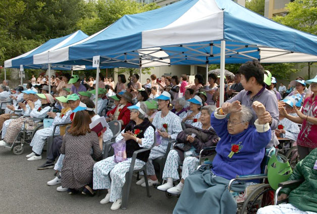 지난 5월 8일 서북병원에서 열린 `사랑의 효 잔치 한마당`