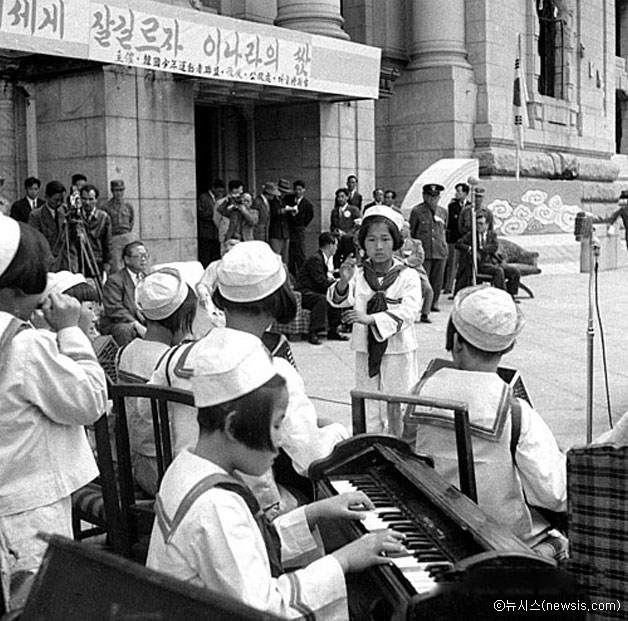 1953년 24회 어린이날 기념식에서 공연하는 어린이들 모습(국가기록원 제공)ⓒ뉴시스