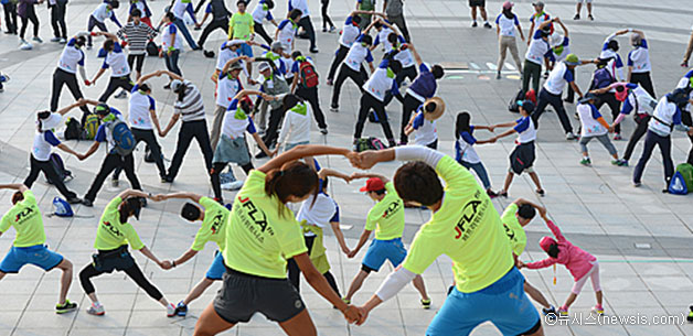 건강체중 333 프로젝트 걷기대회에 참가한 시민들이 몸풀기 체조를 하고 있다ⓒ뉴시스