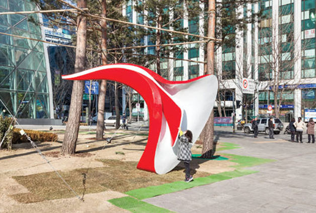 서울시청 시민청 앞에 설치되어 있는 귀 모양 조형물