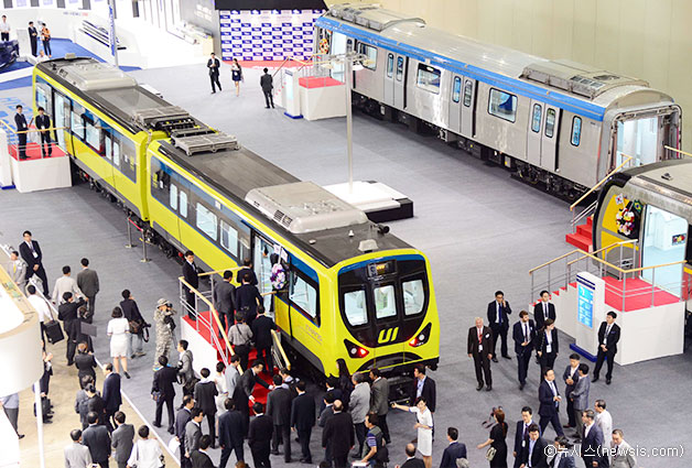 `2015 부산국제철도 및 물류산업전`에 전시된 무인 경전철 ⓒ뉴시스