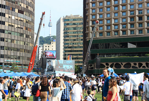 서울광장에서 퀴어문화축제가 열리고 있다