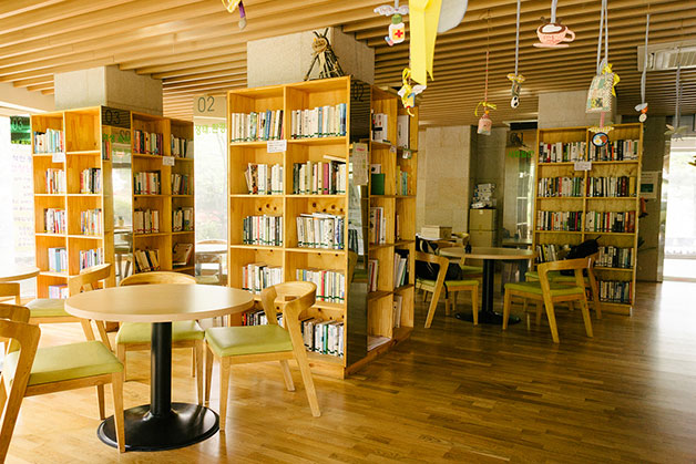 북카페 물푸레의 내부 공간. 기둥에 책장을 붙여 공간을 활용했다.