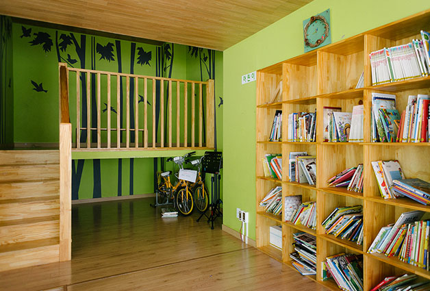 아이들이 편안히 책을 읽을 수 있도록 공간 일부를 다락방처럼 꾸몄다.