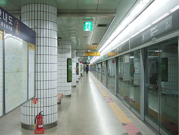 서울지하철의 자랑거리인 전 역사 스크린도어도 시민들의 요금으로 만든 것이다