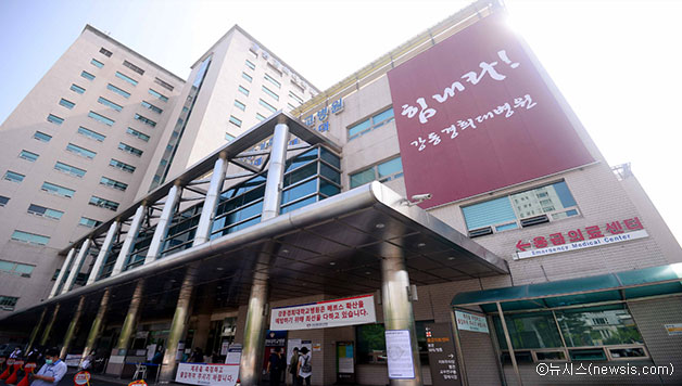 서울 강동경희대학교병원 앞에 의료진을 응원하는 문구가 적힌 현수막이 걸려있다.ⓒ뉴시스