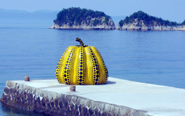 나오시마 섬의 상징인 쿠사마 야요이의 노란호박