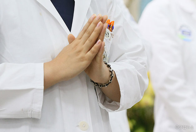 `메르스로 고통 받는 모든 이들을 위한 합동미사` 에서 참석한 의료진의 간절한 기도 ⓒ연합뉴스