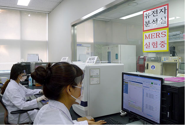 서울시 보건환경연구원에서 메르스 유전자 분석결과를 판독하는 모습