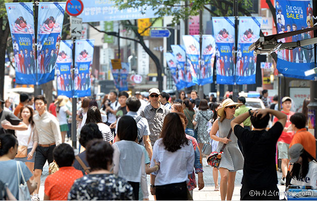 서울 썸머세일이 열리고 있는 명동의 거리 ⓒ뉴시스
