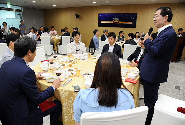 박원순 서울시장이 민선6기 1주년을 맞아 출입기자들과 오찬을 하며 대화를 나누고 있다.
