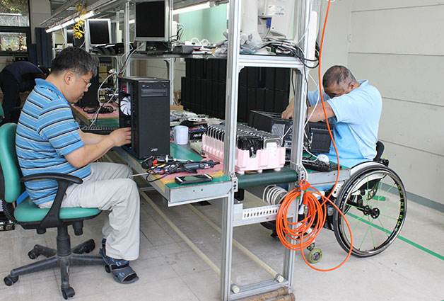 장애인재활시설 최초로 PC를 생산하고 있다